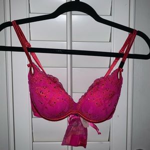 NWT Victoria’s Secret Gorgeous Push Up Bra 32D *DISCONTINUED*